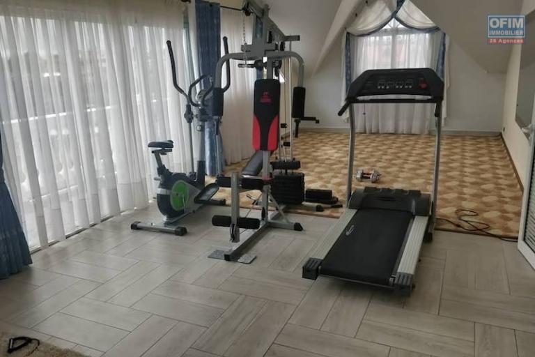 Vente grande villa F8 de standing avec piscine  dans une propri&eacute;t&eacute; de 4100M2. Contact Mr Jacky