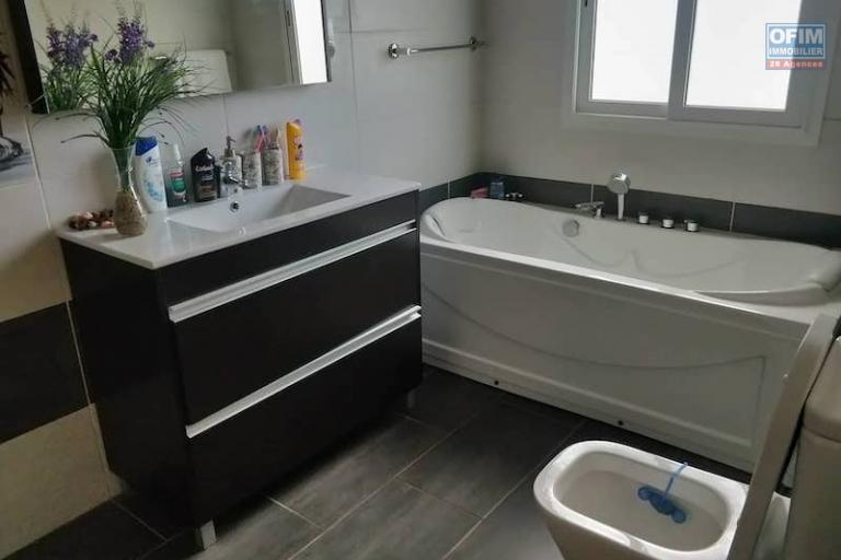 Vente grande villa F8 de standing avec piscine  dans une propri&eacute;t&eacute; de 4100M2. Contact Mr Jacky