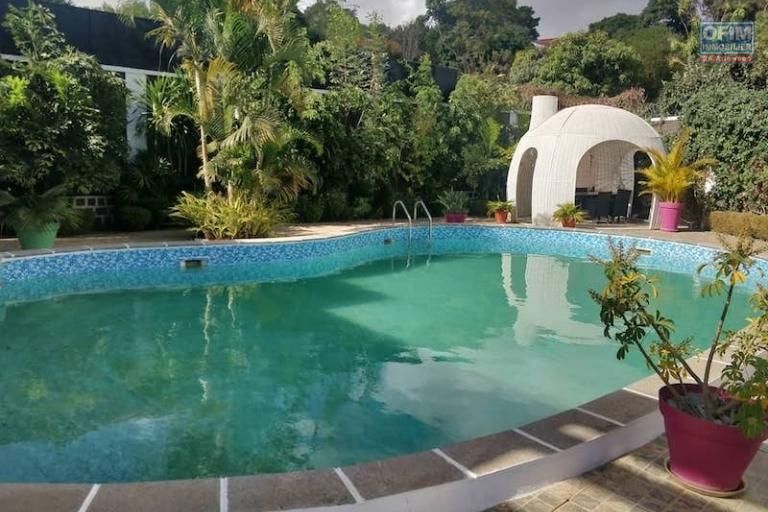 vente grande villa F8 de standing avec piscine  dans une propriété de 4100M2