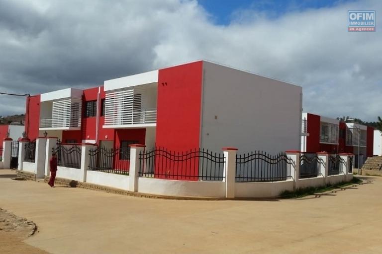 A louer une villa neuve de standing à étage dans une résidence hautement sécurisée fraîchement construite au norme sise à Ambatobe à 5 minutes du Lycée français. (NON DISPONIBLE)