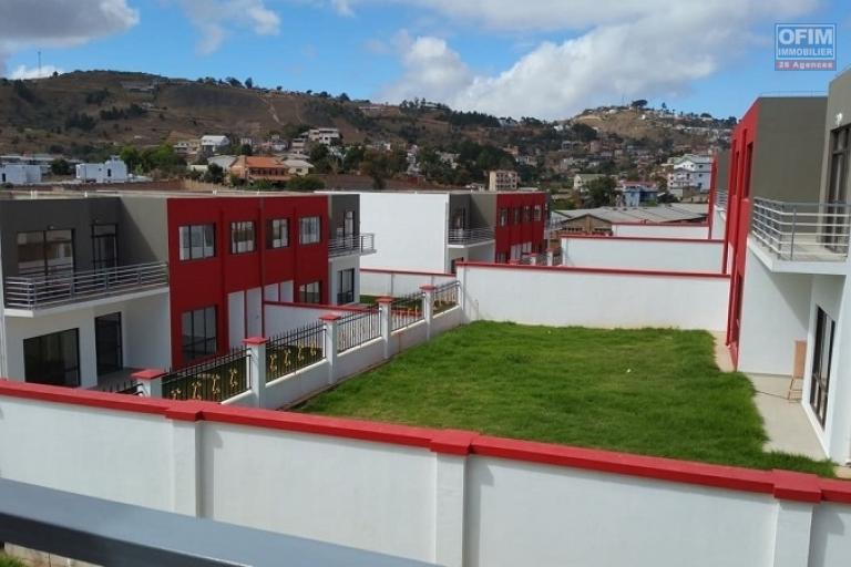 A louer une villa neuve de standing à étage dans une résidence hautement sécurisée fraîchement construite au norme sise à Ambatobe à 5 minutes du Lycée français. (NON DISPONIBLE)