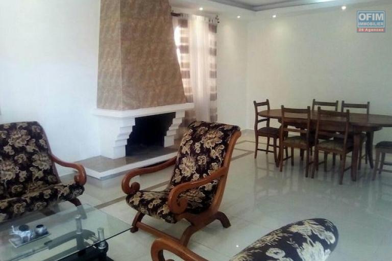 A louer une belle villa à étage semi-meublée F5 dans un quartier résidentiel à Mandrosoa Ivato