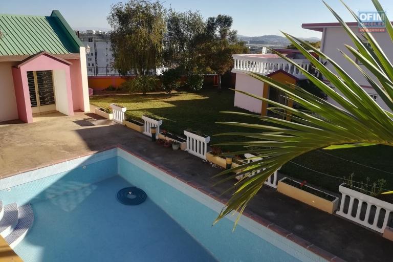 OFIM met en location une villa de type F8 avec piscine à Alarobia Amboniloha. Elle est à 5min de "La City" et à proximité des restaurants, banques, station service, boutique,...ect