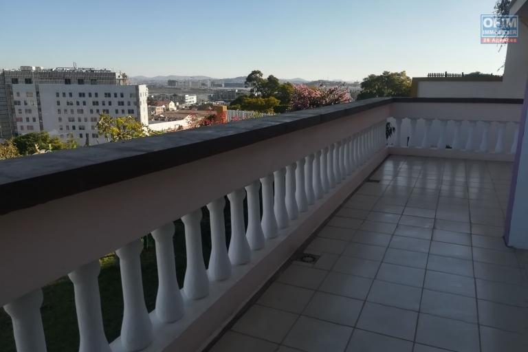 OFIM met en location une villa de type F8 avec piscine à Alarobia Amboniloha. LOUE