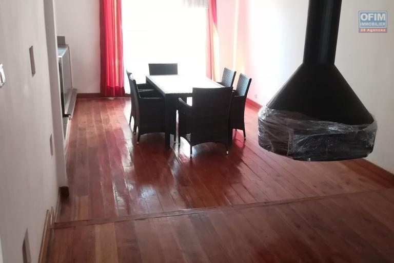 Villa F4 à louer dans le quartier résidentiel de Mahatony à 5min de la Ville.Elle est à proximité des écoles,station Jovena,restaurants,...ect