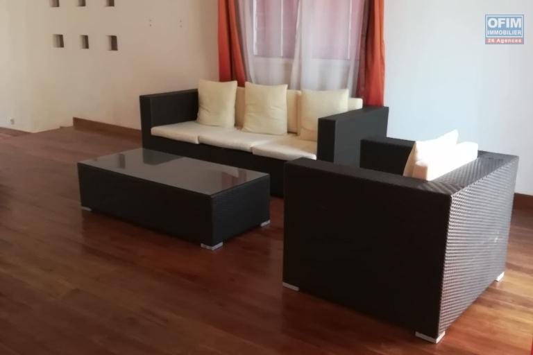 Villa F4 à louer dans le quartier résidentiel de Mahatony à 5min de la Ville.Elle est à proximité des écoles,station Jovena,restaurants,...ect
