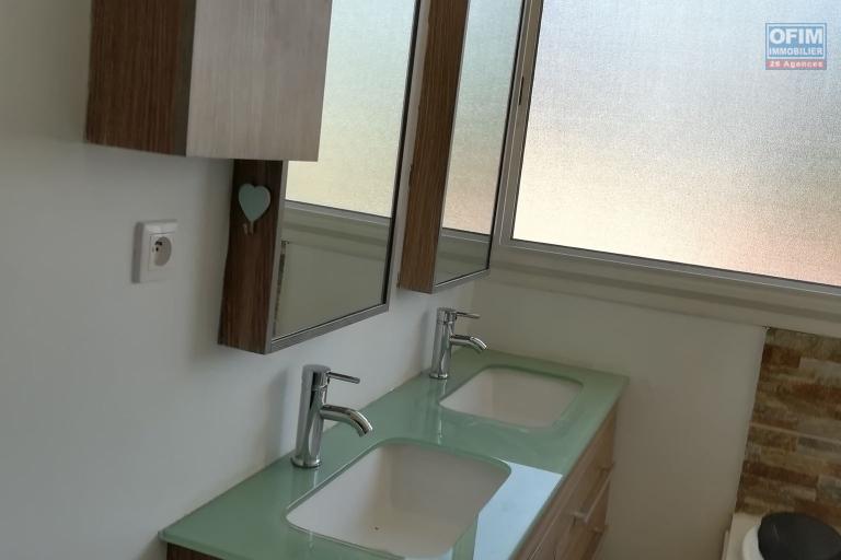 Villa F4 à louer dans le quartier résidentiel de Mahatony à 5min de la Ville.Elle est à proximité des écoles,station Jovena,restaurants,...ect