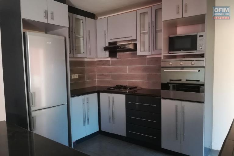 Villa F4 à louer dans le quartier résidentiel de Mahatony à 5min de la Ville.Elle est à proximité des écoles,station Jovena,restaurants,...ect