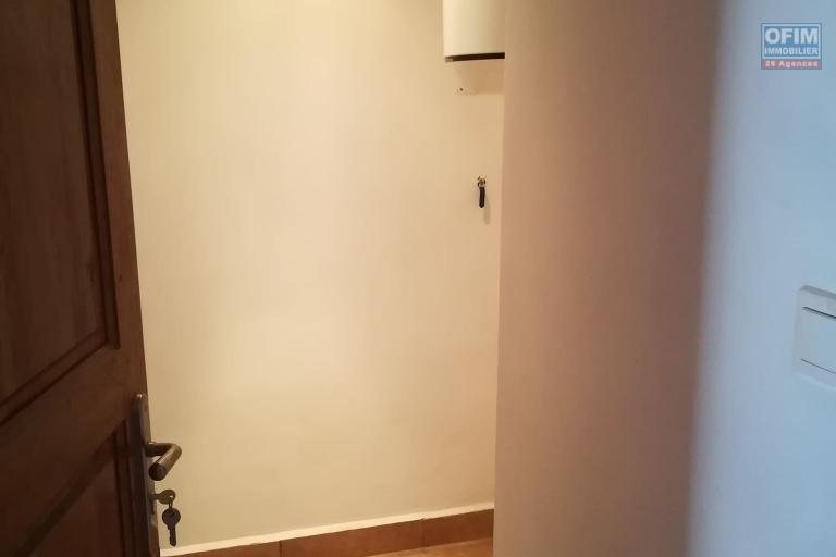 Villa F4 à louer dans le quartier résidentiel de Mahatony à 5min de la Ville.Elle est à proximité des écoles,station Jovena,restaurants,...ect