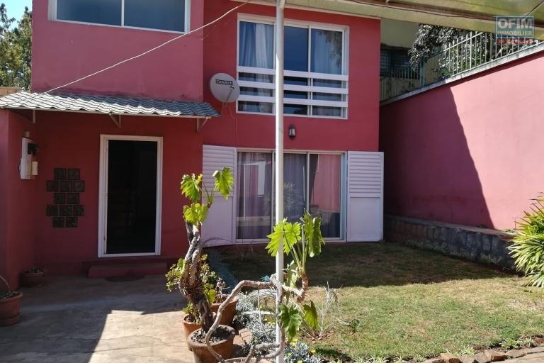 Villa F4 à louer dans le quartier résidentiel de Mahatony à 5min de la Ville.Elle est à proximité des écoles,station Jovena,restaurants,...ect