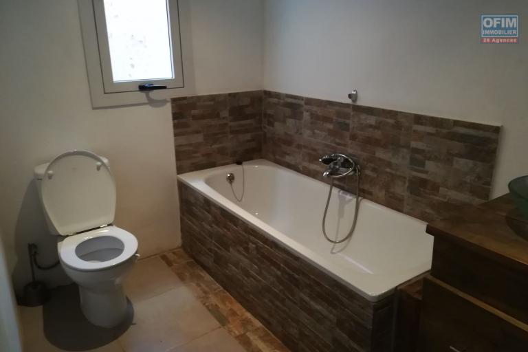 Villa F4 à louer dans le quartier résidentiel de Mahatony à 5min de la Ville.Elle est à proximité des écoles,station Jovena,restaurants,...ect