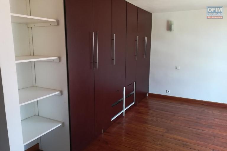 Villa F4 à louer dans le quartier résidentiel de Mahatony à 5min de la Ville.Elle est à proximité des écoles,station Jovena,restaurants,...ect
