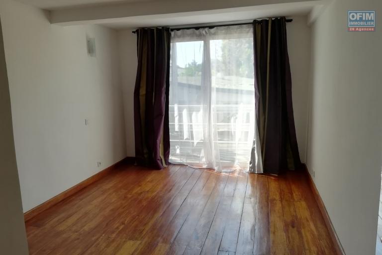 Villa F4 à louer dans le quartier résidentiel de Mahatony à 5min de la Ville.Elle est à proximité des écoles,station Jovena,restaurants,...ect