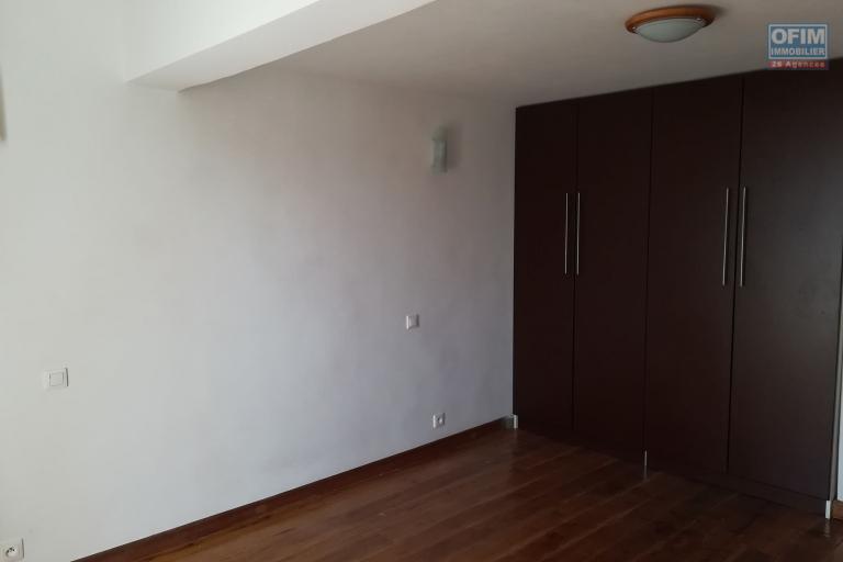 Villa F4 à louer dans le quartier résidentiel de Mahatony à 5min de la Ville.Elle est à proximité des écoles,station Jovena,restaurants,...ect