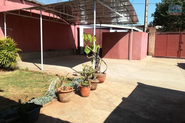 Villa F4 à louer dans le quartier résidentiel de Mahatony à 5min de la Ville.Elle est à proximité des écoles,station Jovena,restaurants,...ect