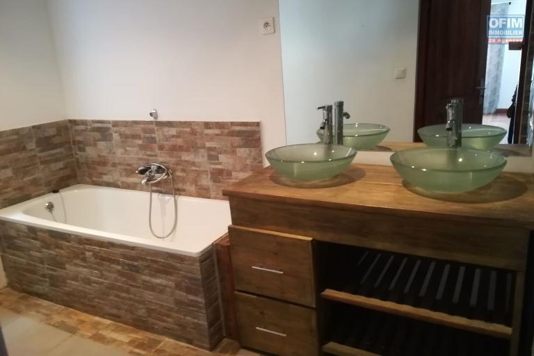 Villa F4 à louer dans le quartier résidentiel de Mahatony à 5min de la Ville.Elle est à proximité des écoles,station Jovena,restaurants,...ect