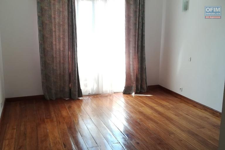 Villa F4 à louer dans le quartier résidentiel de Mahatony à 5min de la Ville.Elle est à proximité des écoles,station Jovena,restaurants,...ect