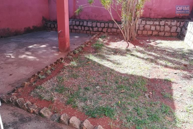 Villa F4 à louer dans le quartier résidentiel de Mahatony à 5min de la Ville.Elle est à proximité des écoles,station Jovena,restaurants,...ect