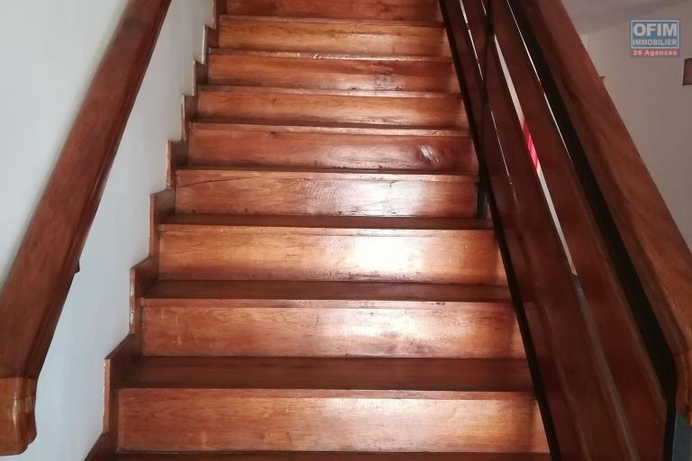 Villa F4 à louer dans le quartier résidentiel de Mahatony à 5min de la Ville.Elle est à proximité des écoles,station Jovena,restaurants,...ect