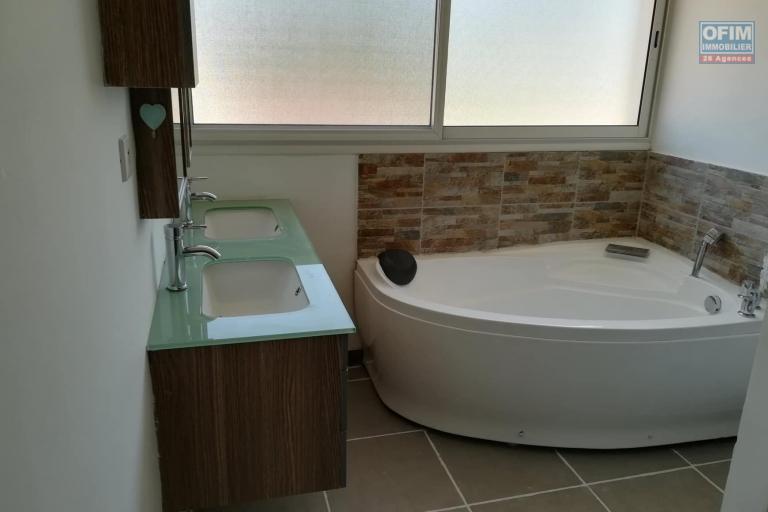 Villa F4 à louer dans le quartier résidentiel de Mahatony à 5min de la Ville.Elle est à proximité des écoles,station Jovena,restaurants,...ect