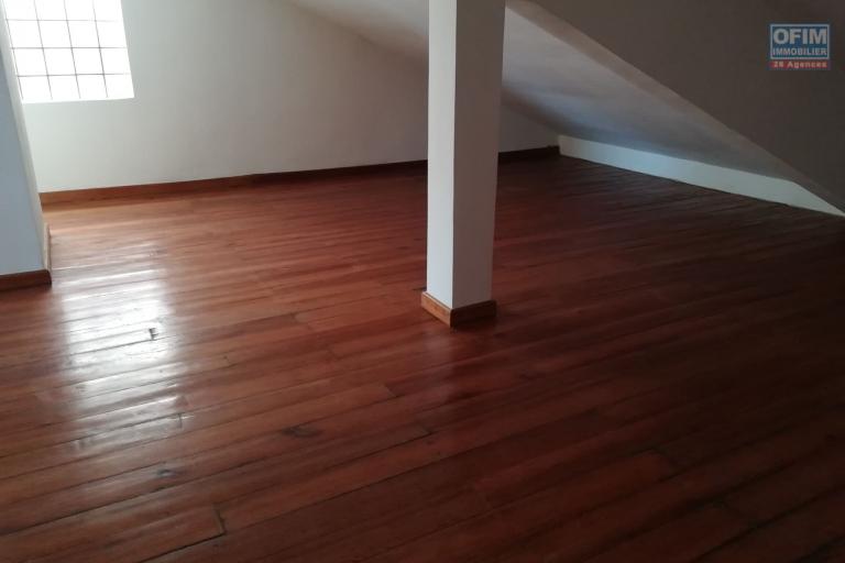 Villa F4 à louer dans le quartier résidentiel de Mahatony à 5min de la Ville.Elle est à proximité des écoles,station Jovena,restaurants,...ect