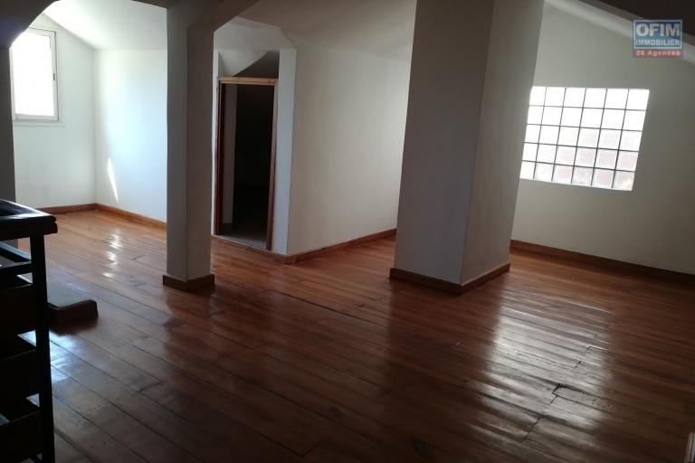 Villa F4 à louer dans le quartier résidentiel de Mahatony à 5min de la Ville.Elle est à proximité des écoles,station Jovena,restaurants,...ect