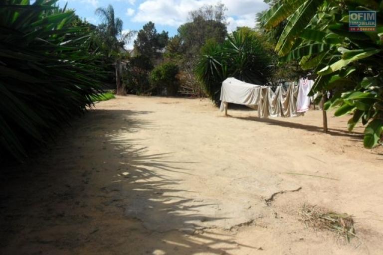 Une villa F7 avec piscine à débordement à 10mn du Lycée à ambatobe