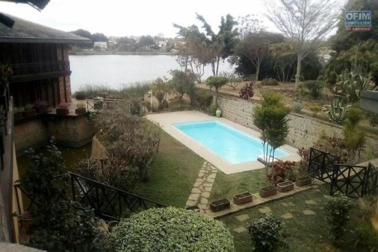A louer une villa d'exception F2 pieds dans l'eau avec 2 studios et une piscine dans une résidence sécurisée à  Mandrosoa Ivato