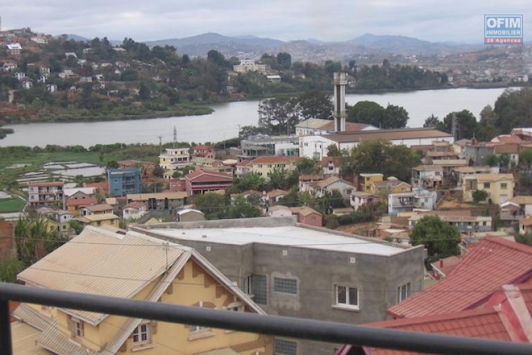 A louer une grande villa à étage F5 se trouvant à deux pas de l'école BIRD à Ambohimiandra. (non disponible)