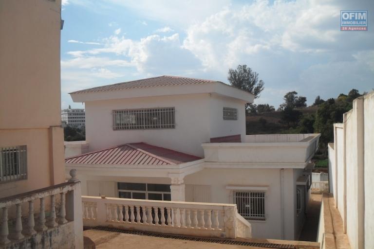 A louer une villa à étage F5 dans une résidence sécurisée proche de Shoprite à Talatamaty