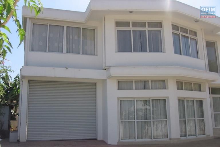A louer une belle villa à étage F5 + appartement trois niveaux proche de Shoprite à Talatamaty