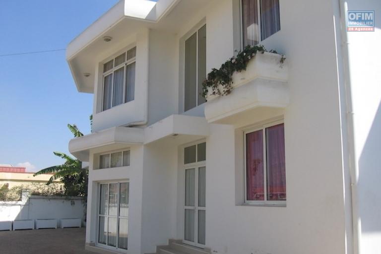 A louer une belle villa à étage F5 + appartement trois niveaux proche de Shoprite à Talatamaty