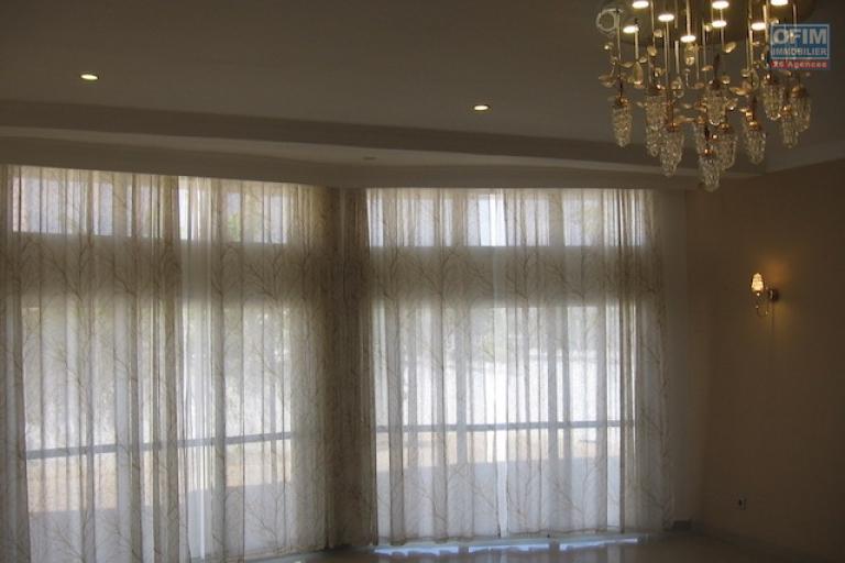 A louer une belle villa à étage F5 + appartement trois niveaux proche de Shoprite à Talatamaty