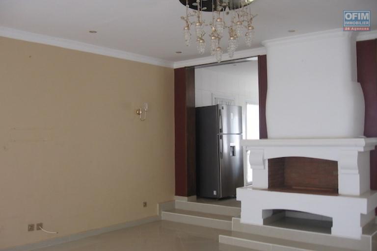 A louer une belle villa à étage F5 + appartement trois niveaux proche de Shoprite à Talatamaty