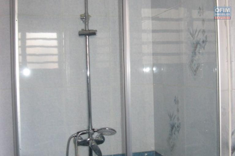A louer une belle villa à étage F5 + appartement trois niveaux proche de Shoprite à Talatamaty