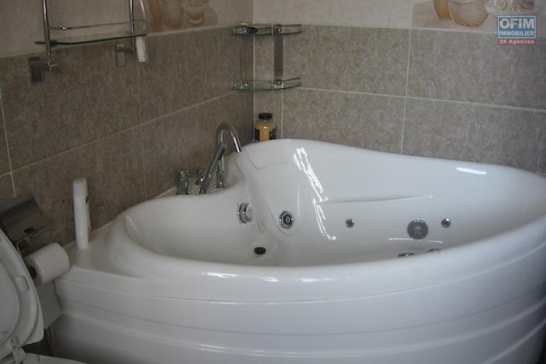 A louer une belle villa à étage F5 + appartement trois niveaux proche de Shoprite à Talatamaty