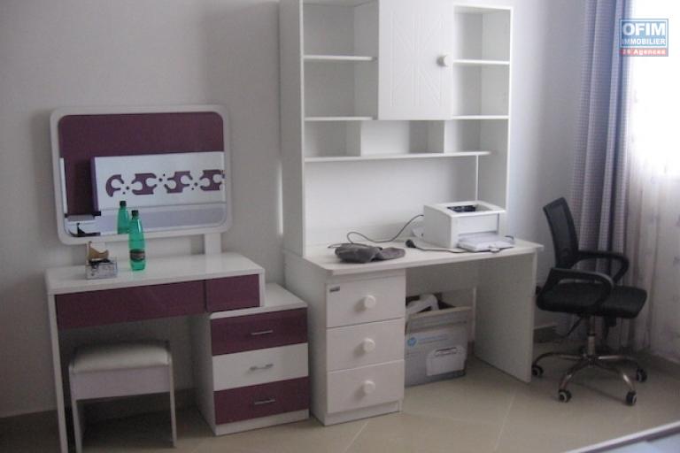 A louer une belle villa à étage F5 + appartement trois niveaux proche de Shoprite à Talatamaty