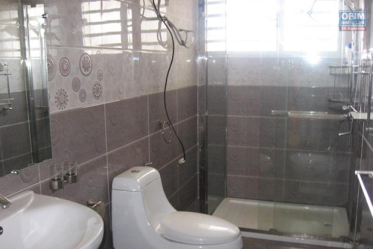 A louer une belle villa à étage F5 + appartement trois niveaux proche de Shoprite à Talatamaty