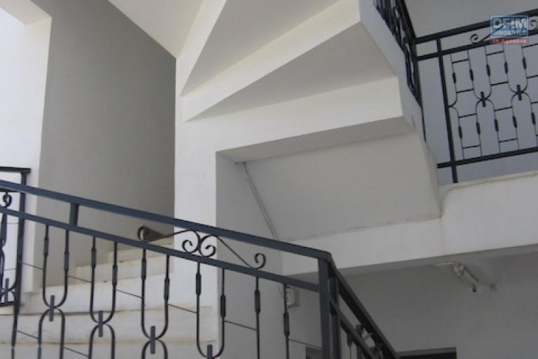 A louer une belle villa à étage F5 + appartement trois niveaux proche de Shoprite à Talatamaty