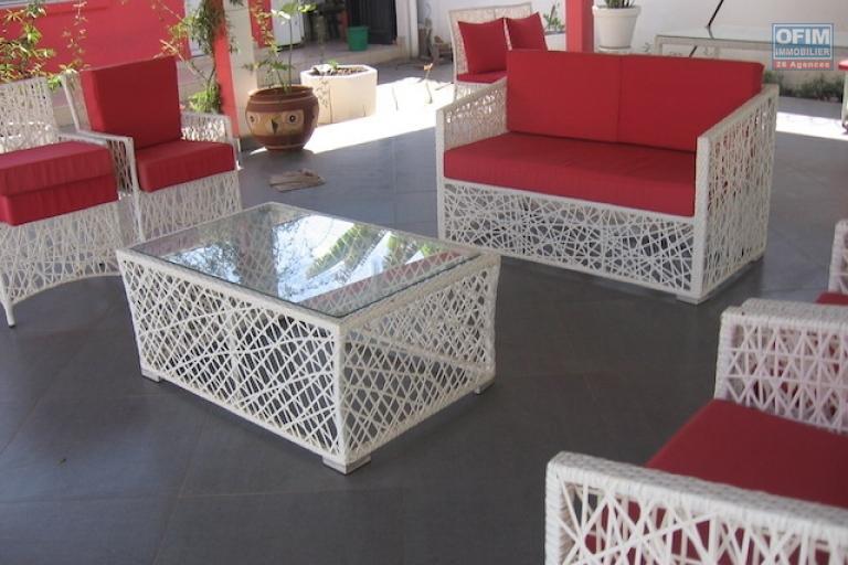 A louer une belle villa à étage F5 + appartement trois niveaux proche de Shoprite à Talatamaty