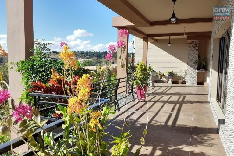 OFIM offre à la vente une somptueuse villa contemporaine type F6 sur un terrain de 1 615m2 sur les hauteurs d'Ambohimalaza