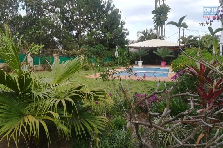 OFIM vous propose une chouette villa à étage sur un terrain de 2000m2 avec un grand jardin et piscine en location dans un quartier serein d'Ambatobe à 5min du Lycée Français.