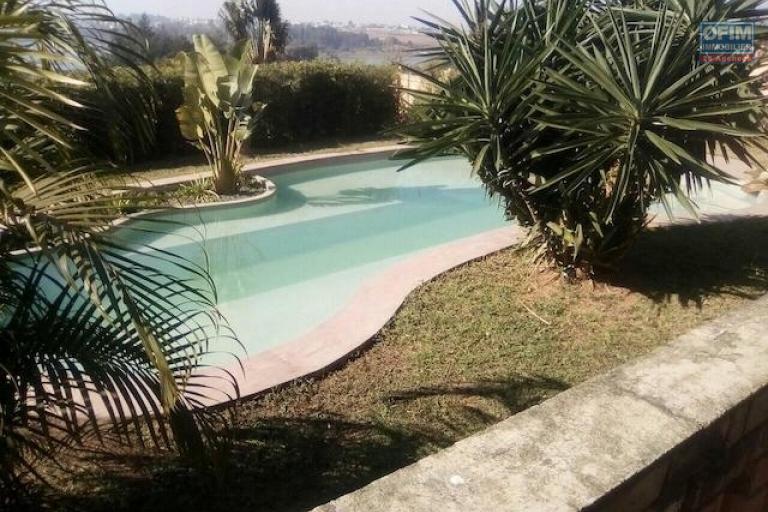 A louer une splendide maison F7 meublée avec une piscine dans un endroit calme et facile d'accès à Ambohidratrimo