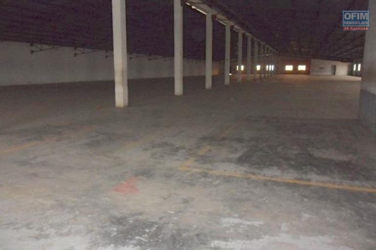 Un entrep&ocirc;t de 3 500m2 sur 2 niveaux &agrave; Ankadimbahoaka