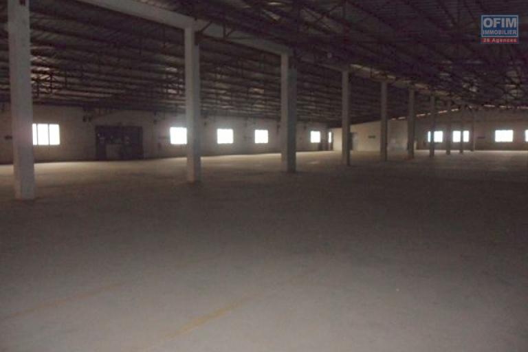 Un entrep&ocirc;t de 3 500m2 sur 2 niveaux &agrave; Ankadimbahoaka
