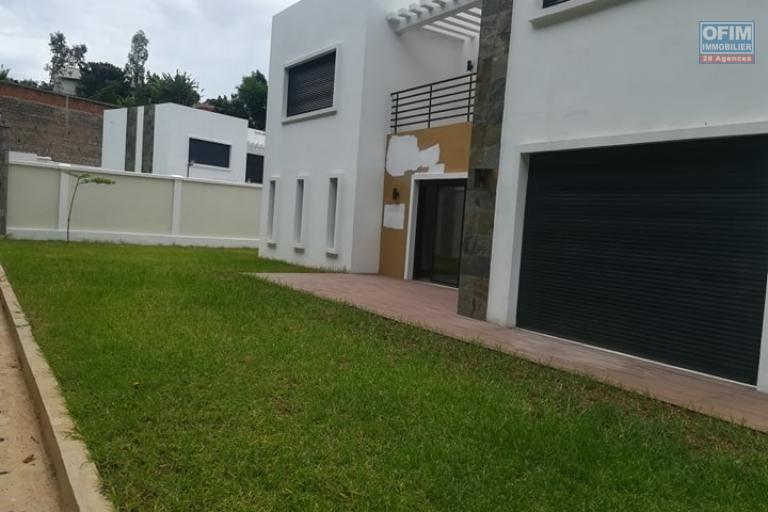 OFIM met en location des chics villas neuves à étage F4 de style moderne qui se situe à seulement moins de 10min de la ville.Elle est dans le quartier calme à Mahatony Ivandry.LOUE