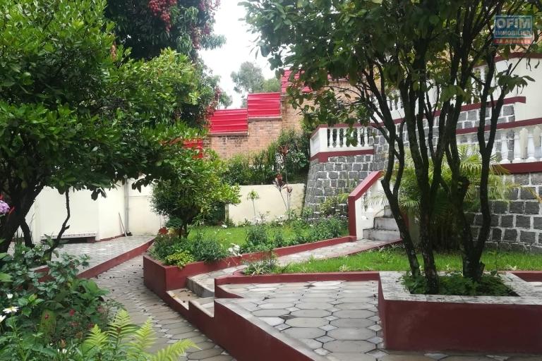 OFIM met à la location une villa à étage avec un grand jardin arboré de type F5 à Ambatobe .Elle est à 5min du Lycée Français