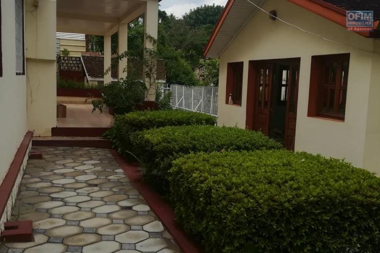 OFIM met à la location une villa à étage semi meublée avec un grand jardin arboré de type F5 à Ambatobe .Elle est en moins de 10min du Lycée Français