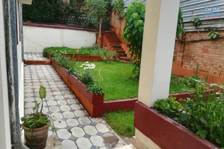 OFIM met à la location une villa à étage avec un grand jardin arboré de type F5 à Ambatobe .Elle est à 5min du Lycée Français