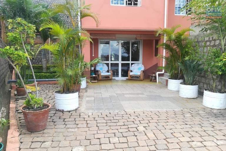 OFIM offre à la location une villa à étage F6 meublée et équipée avec un beau jardin à Ambatobe. Elle a une vue agréable bien dégagé, sécurisée 24/24 et 7/7 à 5min du Lycée Français.